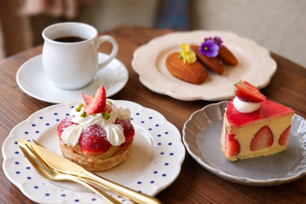 堺のおしゃれカフェで楽しめるいちごタルト・ショートケーキ・焼き菓子とコーヒーのイメージ