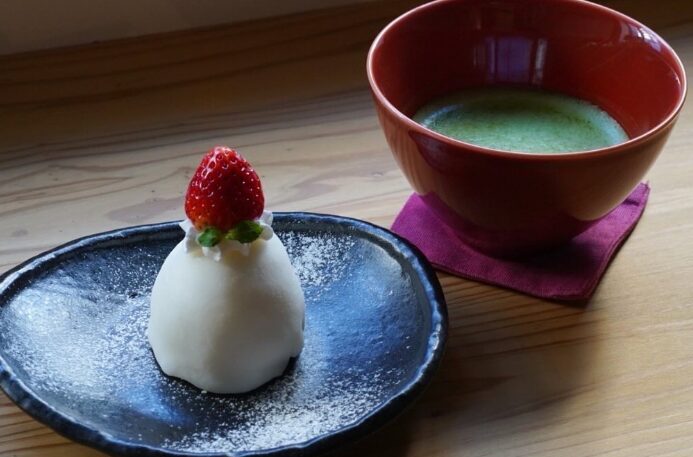 alt="大阪 谷町六丁目 十五番だんご 団子 和菓子"
いちご大福と抹茶