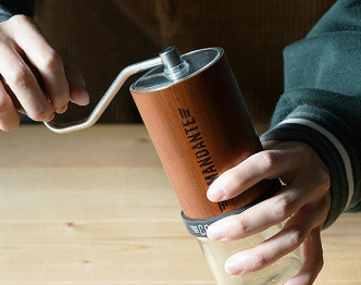 手挽きコーヒーミルで豆を挽く