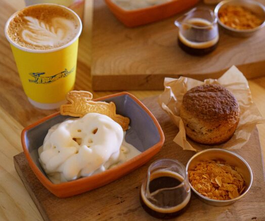 中崎町のカフェ「YATT 中崎町」の店内とスコーン、落ち着いて過ごせる古民家リノベ空間