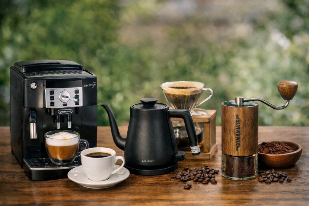 カフェ好きが選んだ家でも満足できるコーヒー機器3選。全自動コーヒーマシン、電気ケトル、手挽きコーヒーミルを並べたおうちカフェのイメージ