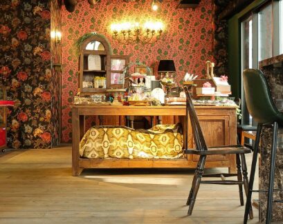 中崎町のレトロカフェ「太陽ノ塔 本店」の写真映えする店内