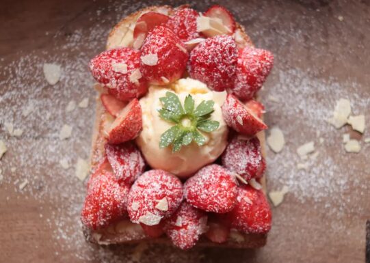 OSORA CAFEのいちごトースト