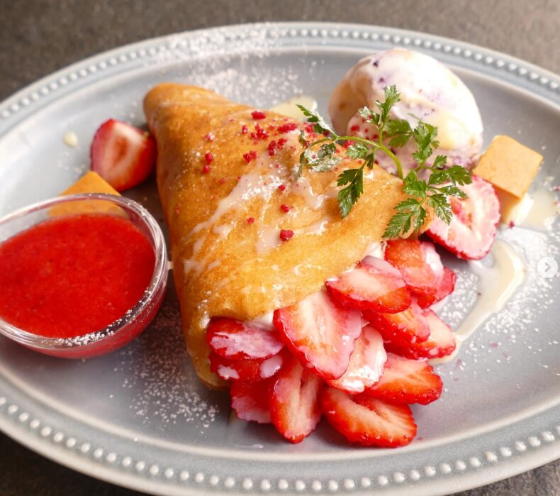 クレープリー・スタンド シャンデレールの苺クレープ