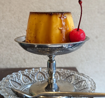 アカデミーカフェのさくらんぼをのせた固めのレトロプリン