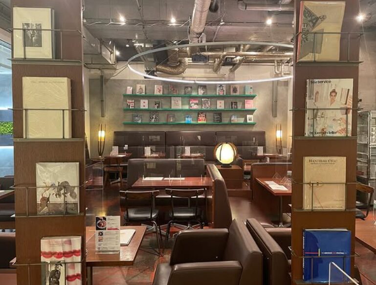 Cafe & Books Bibliotheque 大阪梅田の店内
