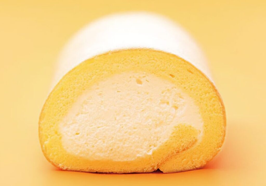 モンシェールの堂島ロール。生クリームたっぷりのしっとりロールケーキで、大阪みやげの定番お取り寄せスイーツ