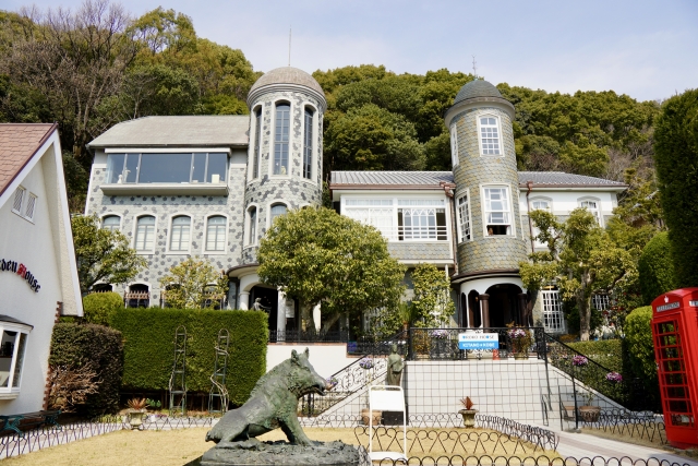 うろこの館（旧ハリヤー邸）。神戸・北野異人館街にある、天然石スレートの外壁とドーム型の塔が特徴的な洋館