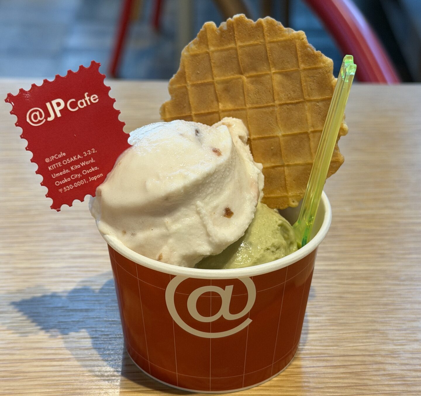 ＠JP Cafe（KITTE大阪）のジェラート ダブル ワッフルクッキー添え