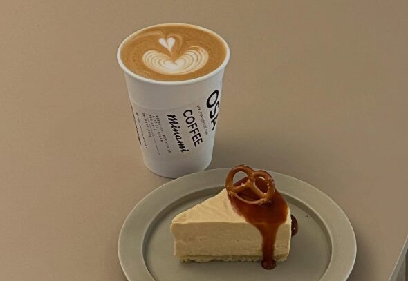 OSA COFFEE Minami店の塩キャラメルチーズケーキとカフェラテ