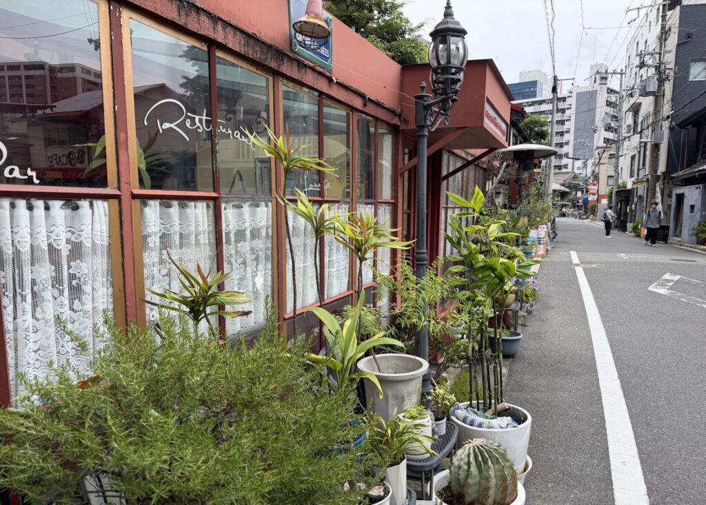 大阪・中崎町のレトロな町並み（赤い洋館カフェと鉢植えの並ぶ路地）