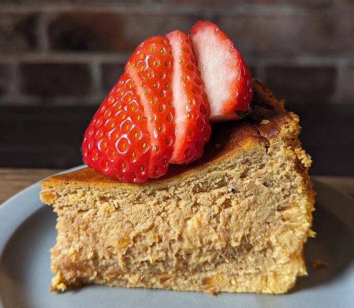 アカデミーカフェのいちごをのせた濃厚バスクチーズケーキ
