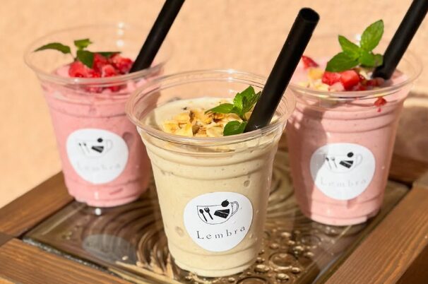 Cafe Lembra（カフェ レンブラ）のロゴ入りカップに入ったスムージー3種