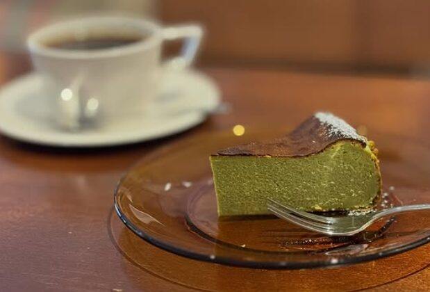 colina coffeeのグリーンティーバスクチーズケーキとコーヒー