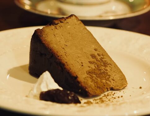 キッサモクバの隠れ家で楽しむ濃厚な抹茶バスクチーズケーキ