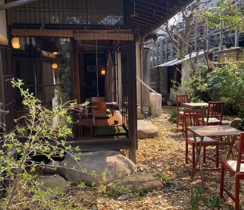 薬膳カフェ MANA HOUSEの縁側と庭