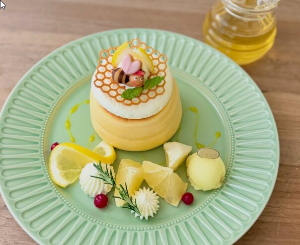 MooM Cafe（ムーム カフェ）のふわふわパンケーキとレモン・はちみつの盛り付け