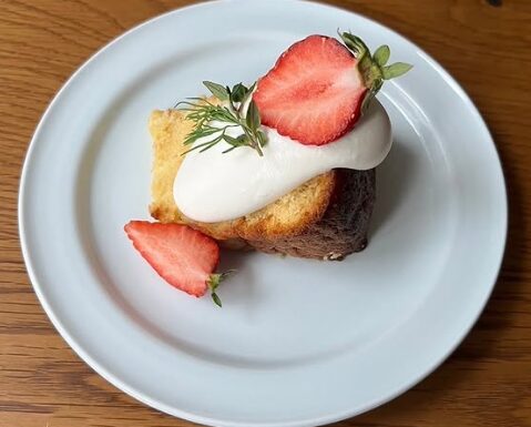 大阪茨木・宇（のき）の苺とクリームをのせた手作りスイーツ