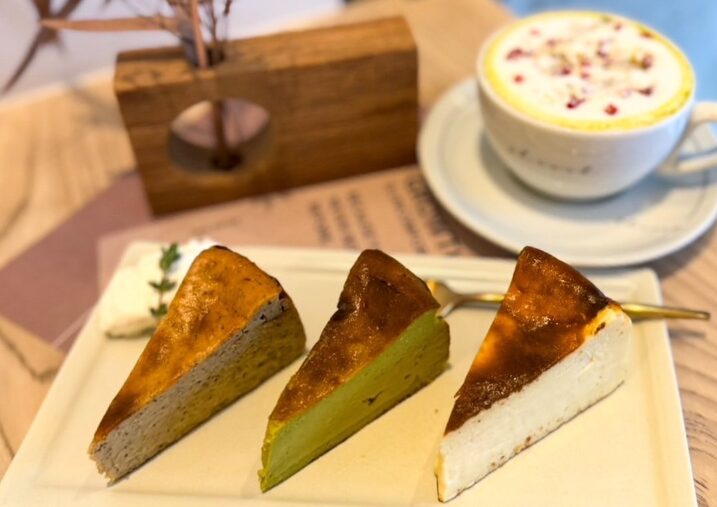 sh:rock coffee(シロックコーヒー)のチーズケーキ sh:rock coffee(シロックコーヒー)の3種のチーズケーキとカフェラテ