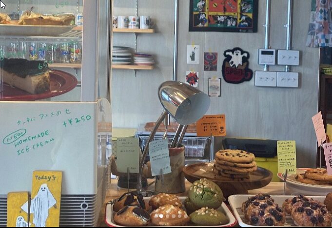 SPOOK COFFEE&BAKEの焼き菓子やバスクチーズケーキが並ぶショーケースとおばけの店内
