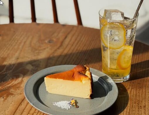 喫茶 時の砂の自家製チーズケーキとレモンドリンク