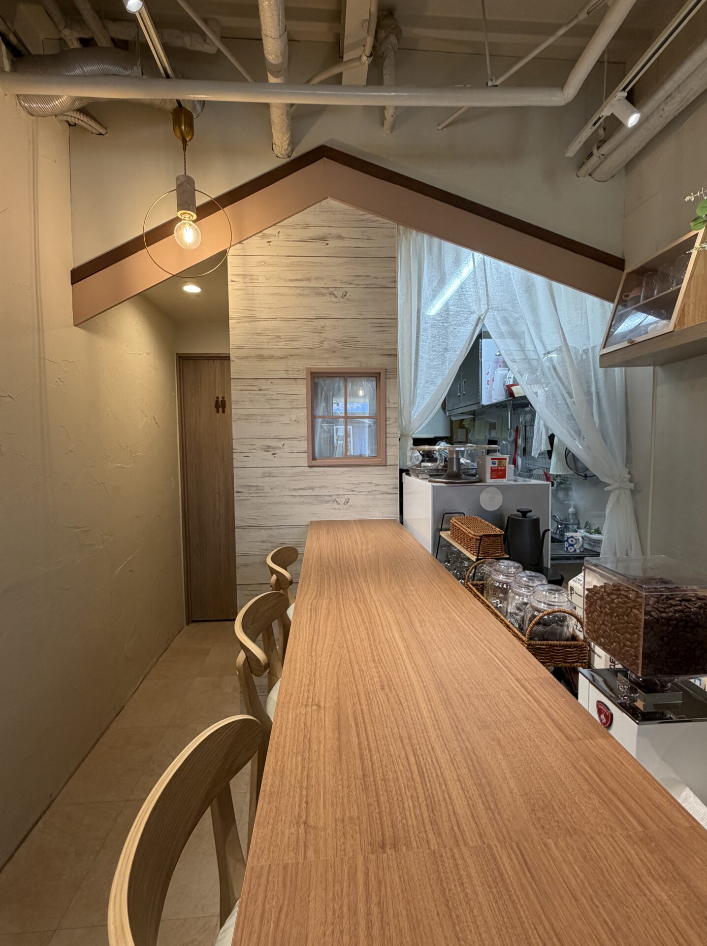木のカウンターがあるpatisserie cafe tsumikiの店内