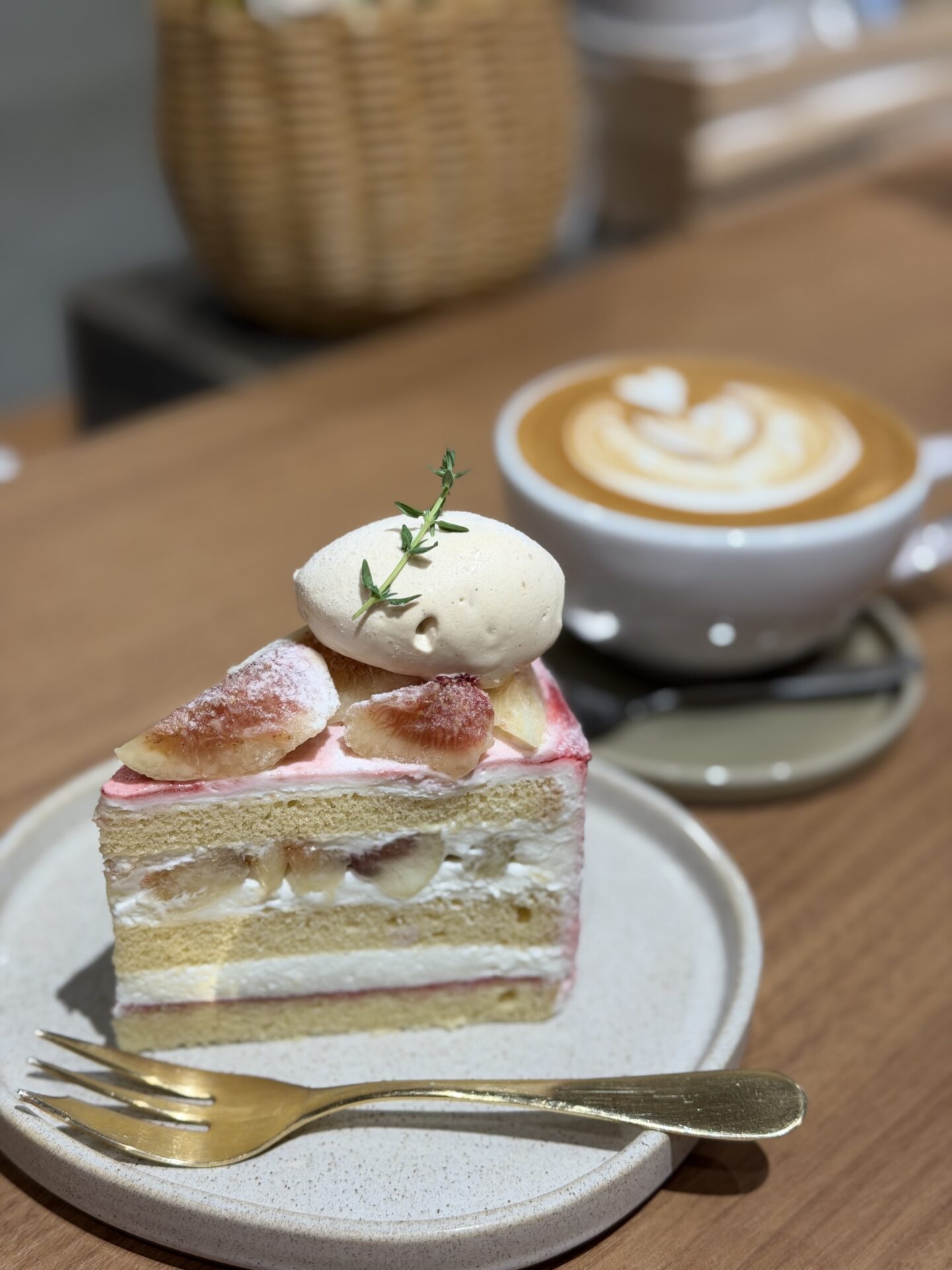 patisserie cafe tsumikiのいちじくのショートケーキとカフェラテ