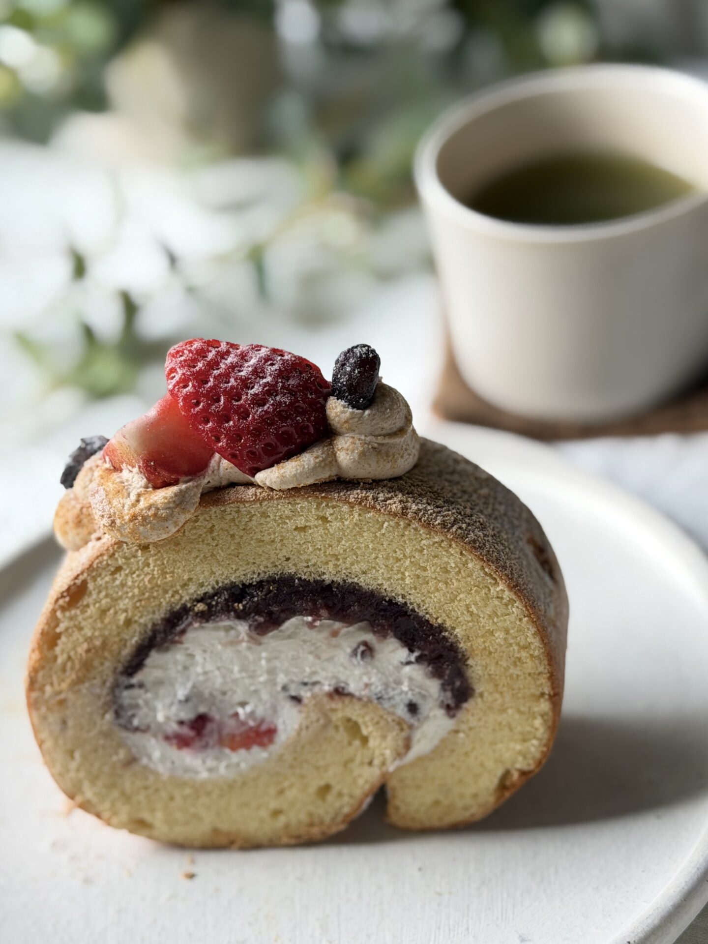 patisserie cafe tsumikiのあんこと苺のロールケーキ