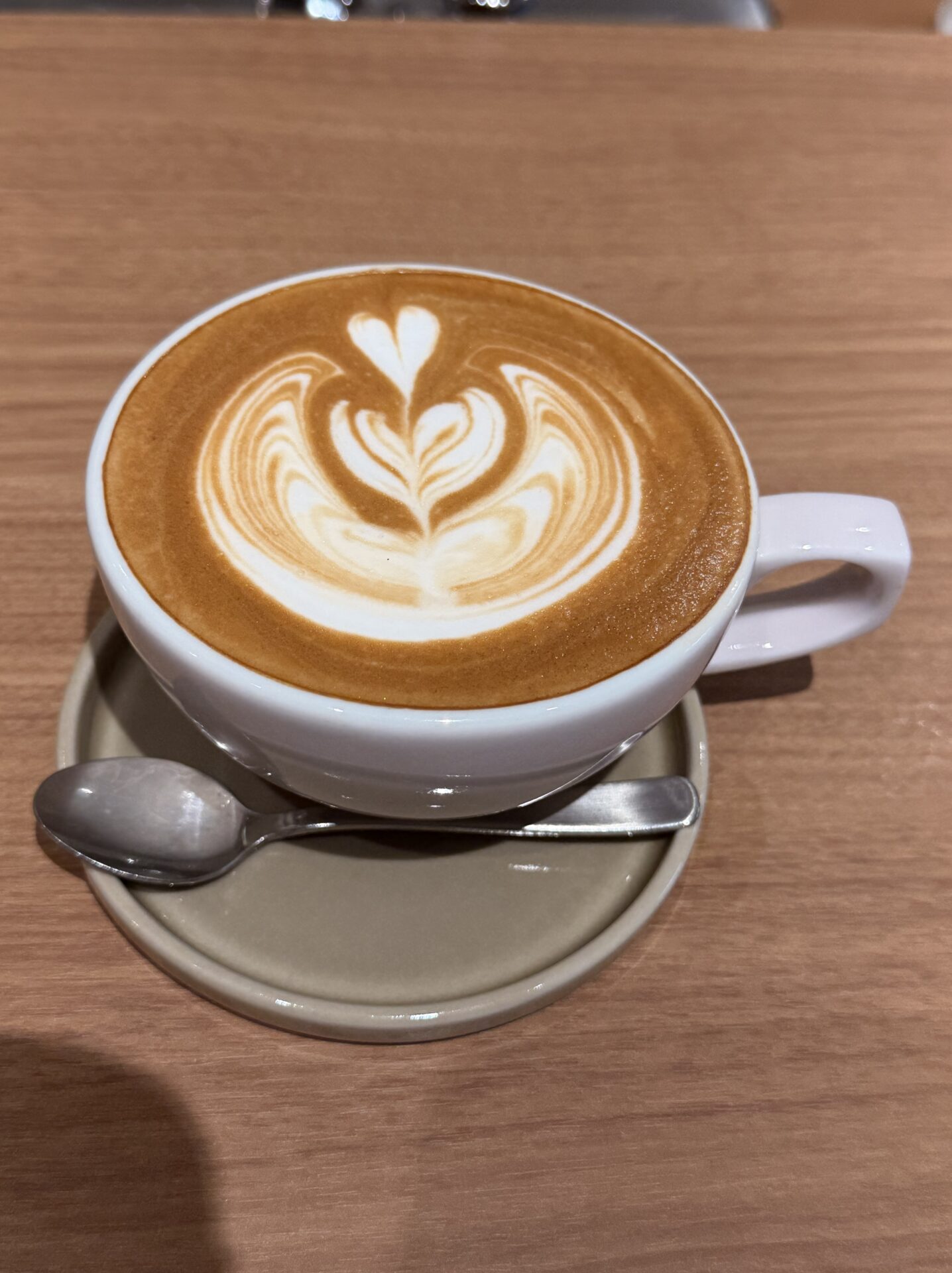 patisserie cafe tsumikiのラテアートが描かれたカフェラテ