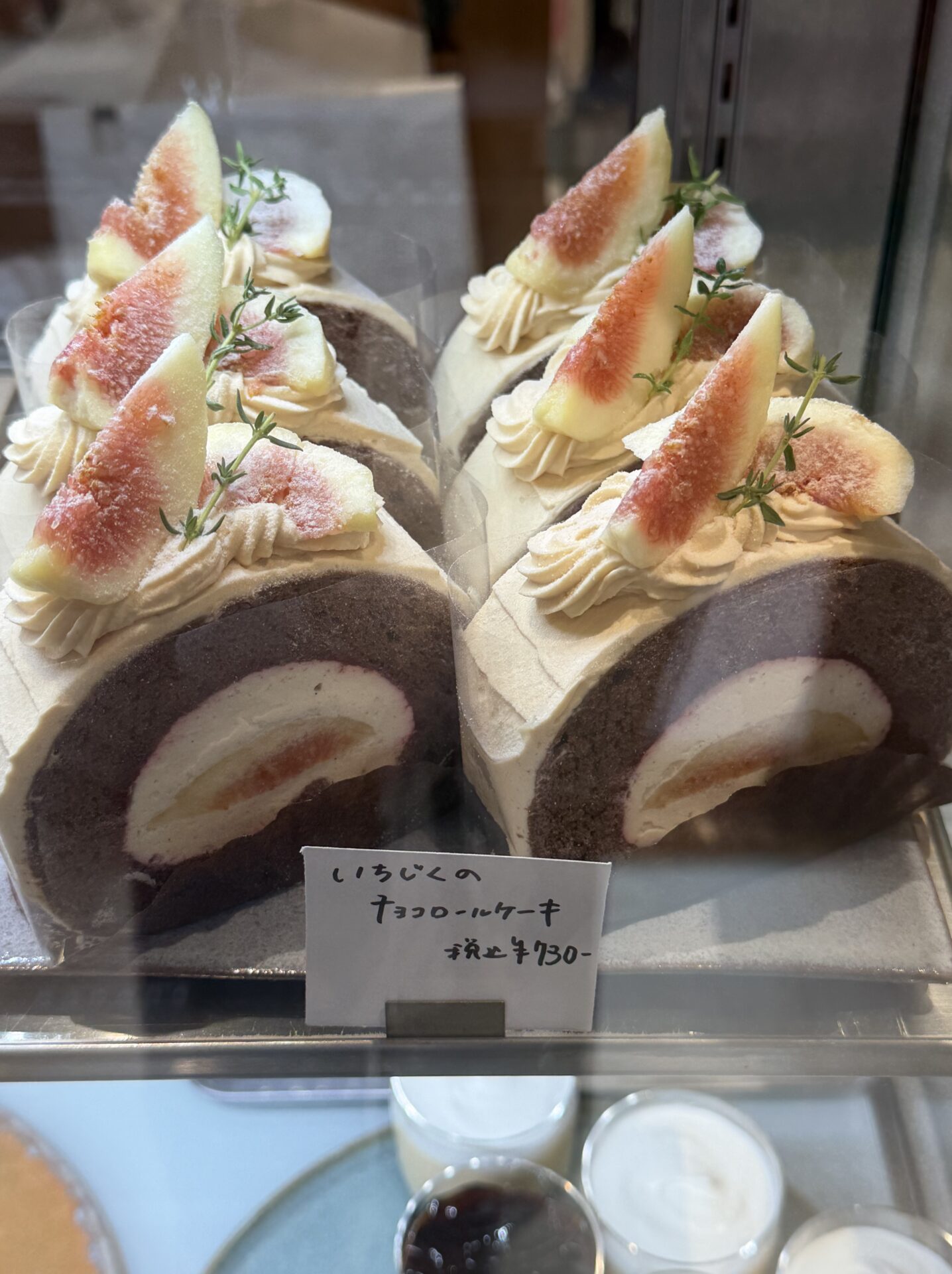patisserie cafe tsumikiのいちじくのチョコロールケーキ