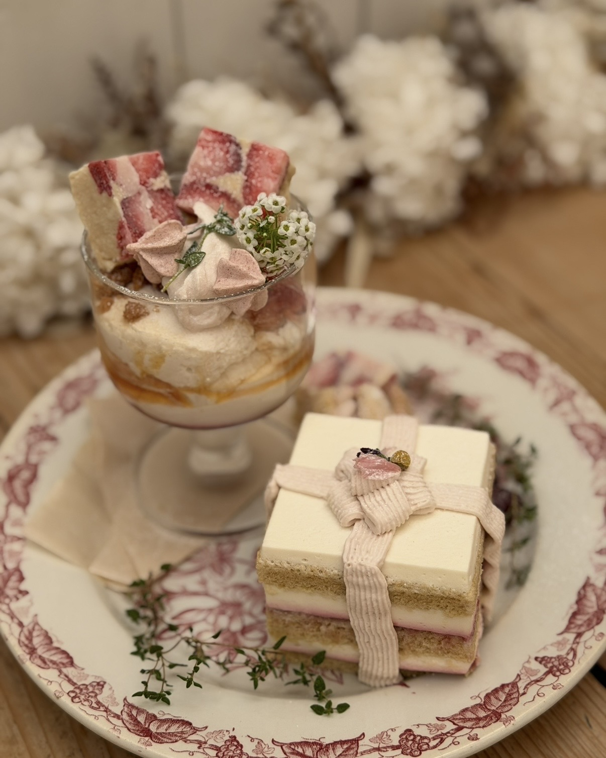 リボンのようなデコレーションがかわいい喫茶 tameikiのデザート
