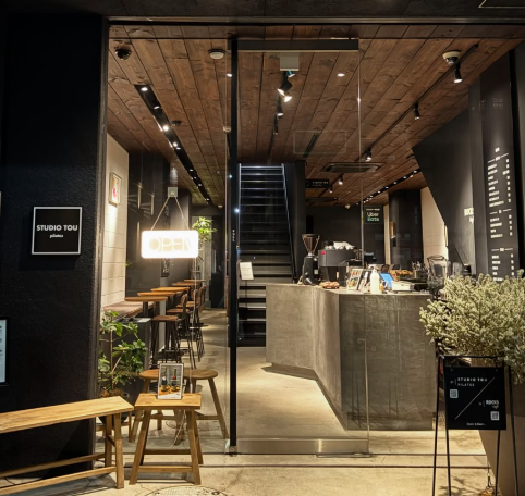 rocks caféの店内。木張りの天井の下にカウンターとテーブル席が並ぶ